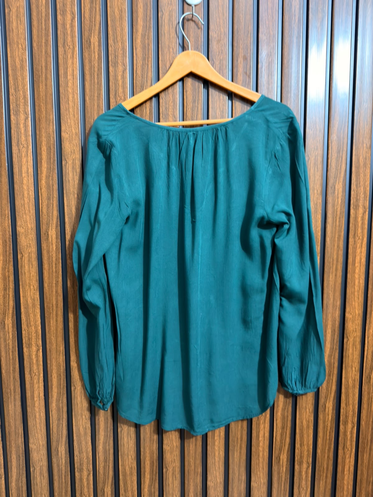 Chest 20  Lenght 27  Fabric Linen Western Ladies Full Sleeve Top Wear
