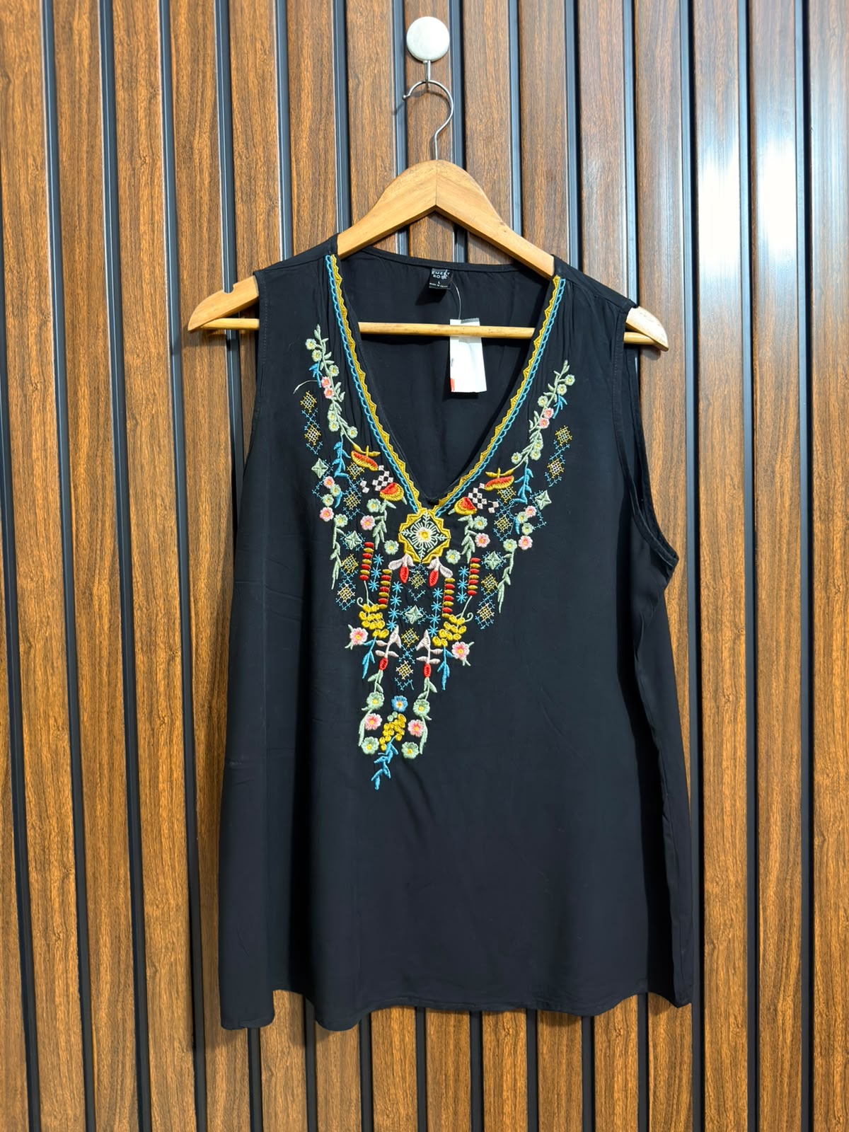 Chest 20  Lenght 27  Fabric linen Western Ladies Sleeveless Top