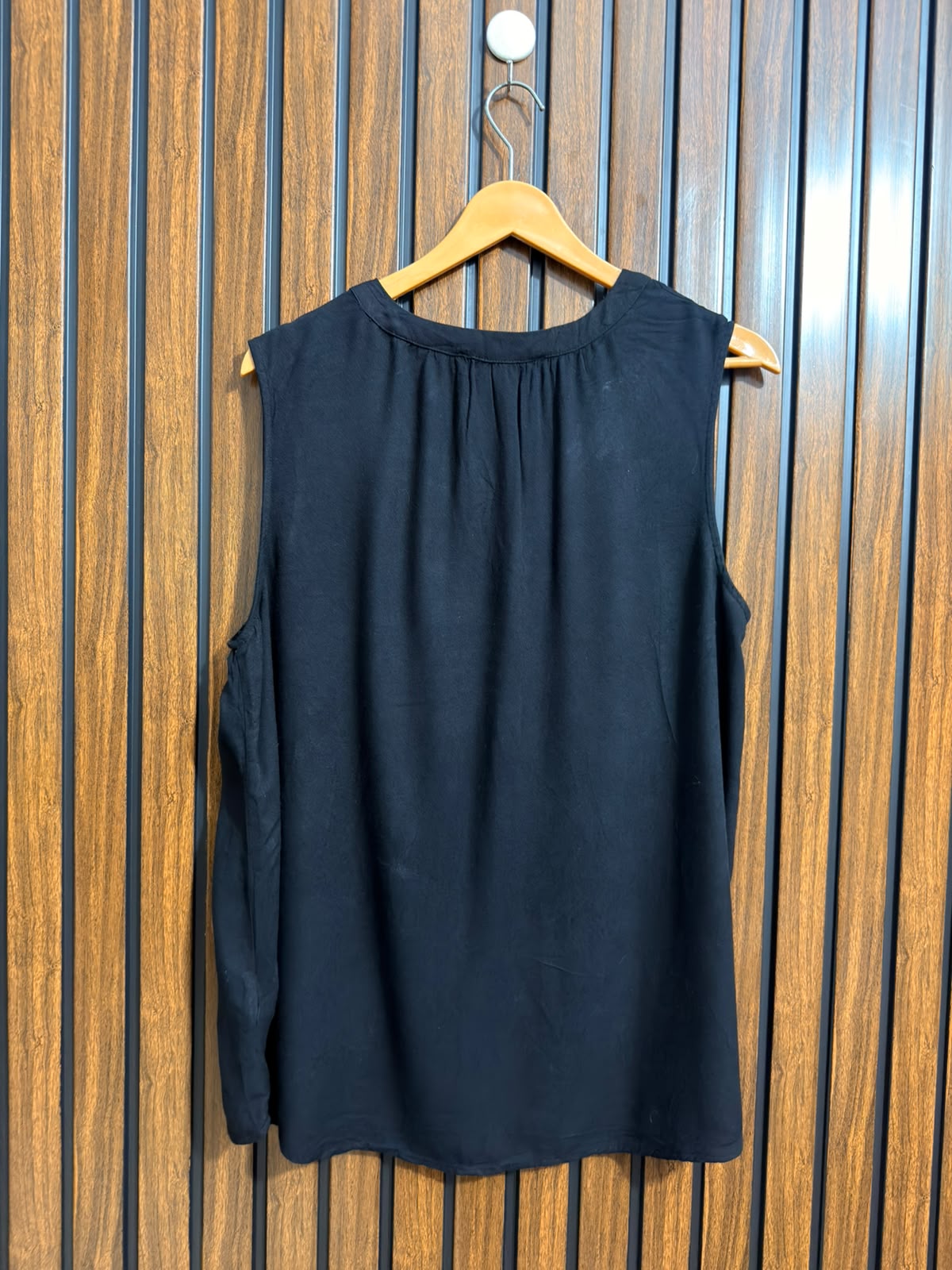 Chest 21  Lenght 28  Fabric linen Branded Ladies Sleeveless Top