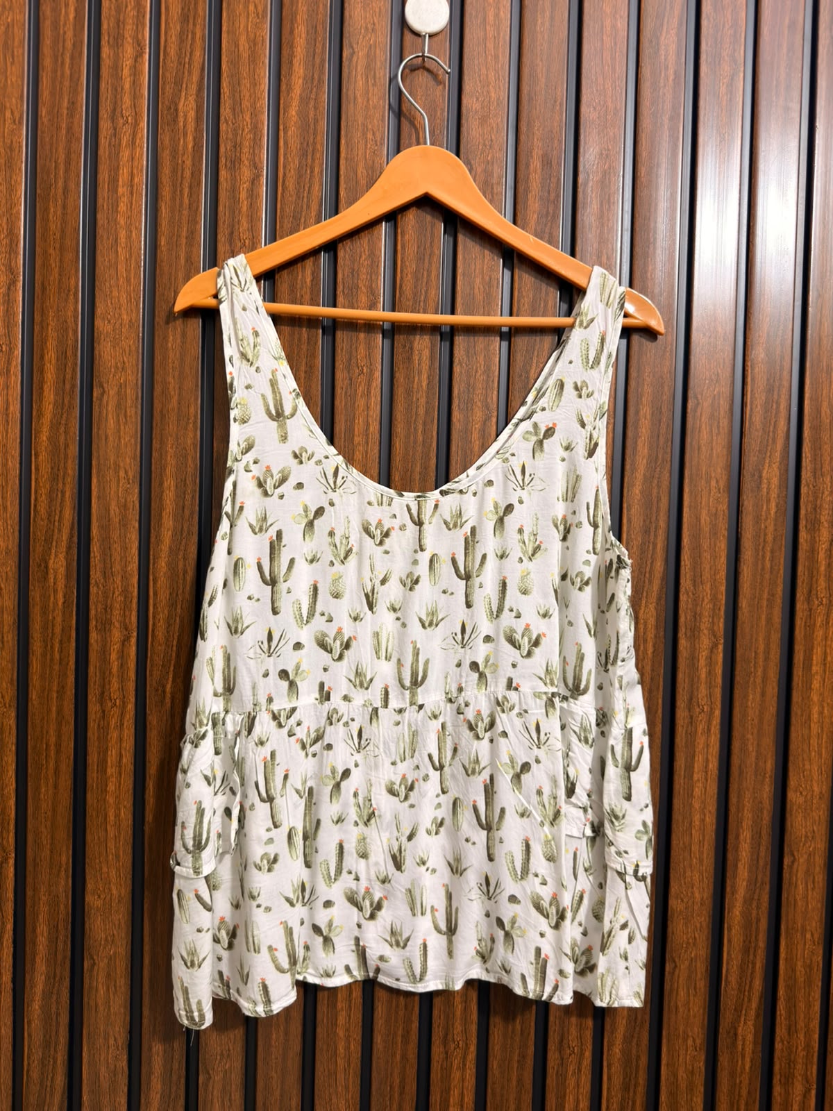 Chest 21  Lenght 26  Fabric linen Ladies Sleeveless Top Collection