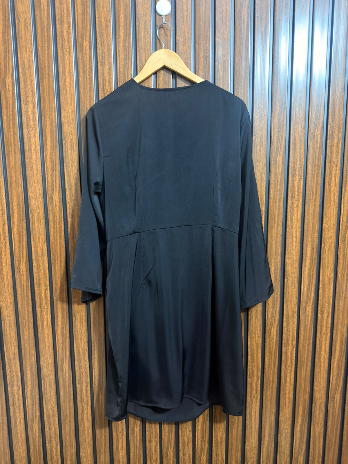 Chest 21  Length 37  Fabric silkWomens Branded Long Top