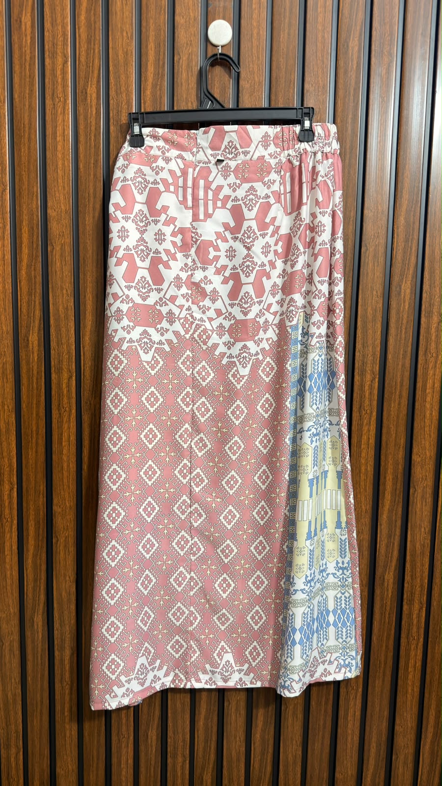 Waist 38  Lenght 38  Fabric silk Branded Skirt For Women