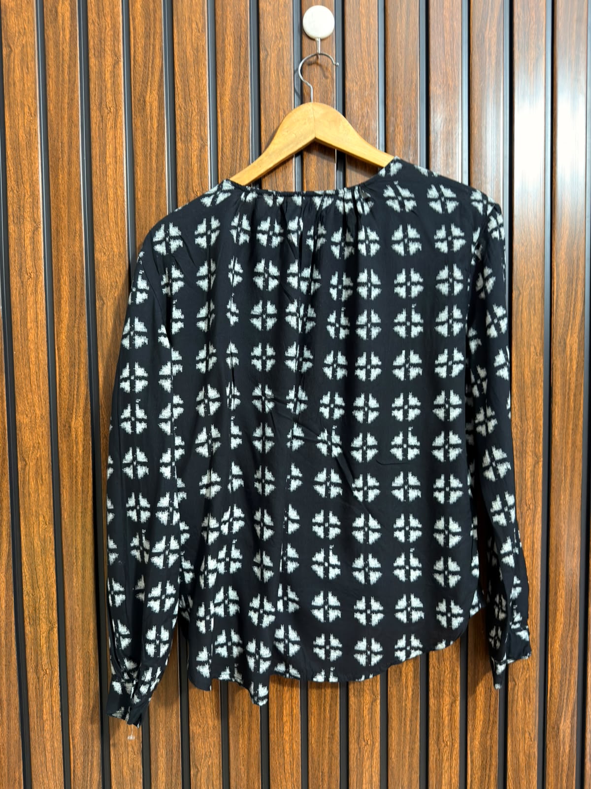 Chest 19  Lenght 21 to 24  Fabric linen Full Sleeve Top for Women