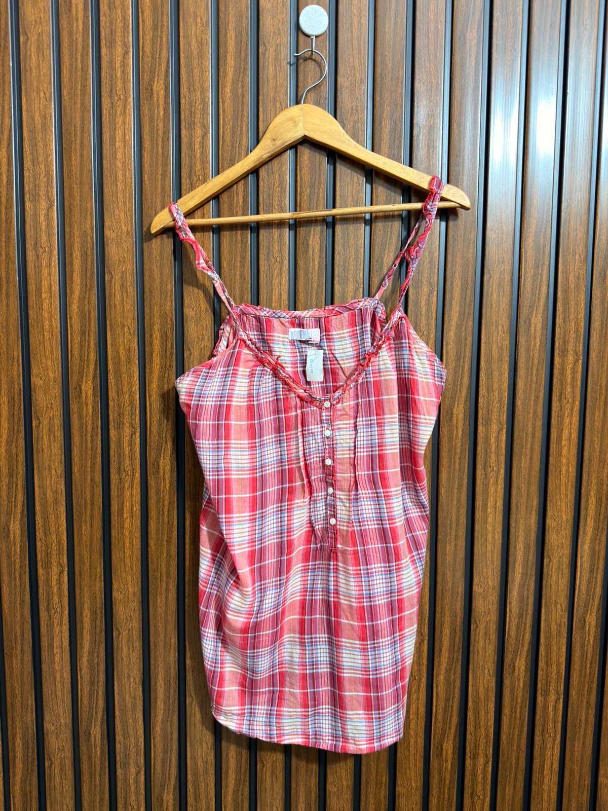 Chest 19  Lenght 29  Fabric linen Branded Wear Sleeveless Top