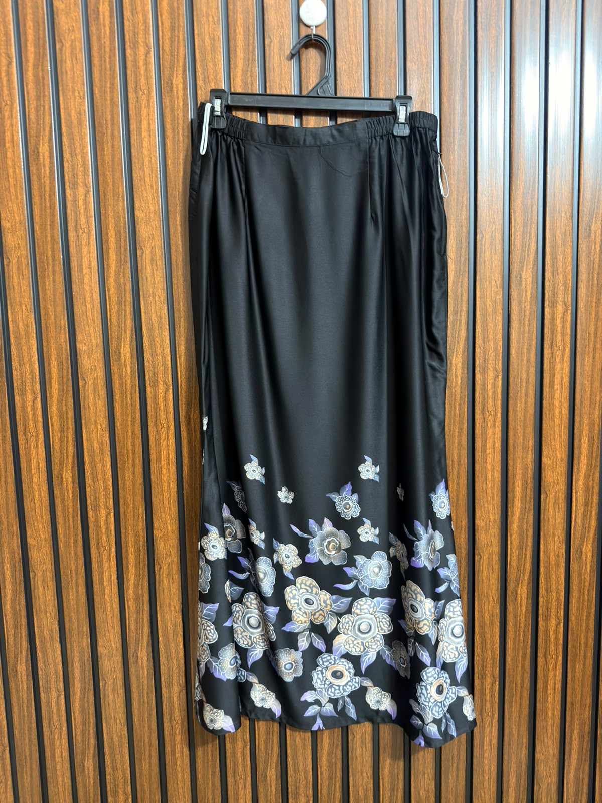 Waist 32  Lenght 37  Fabric silk  Womens Fashion Skirt