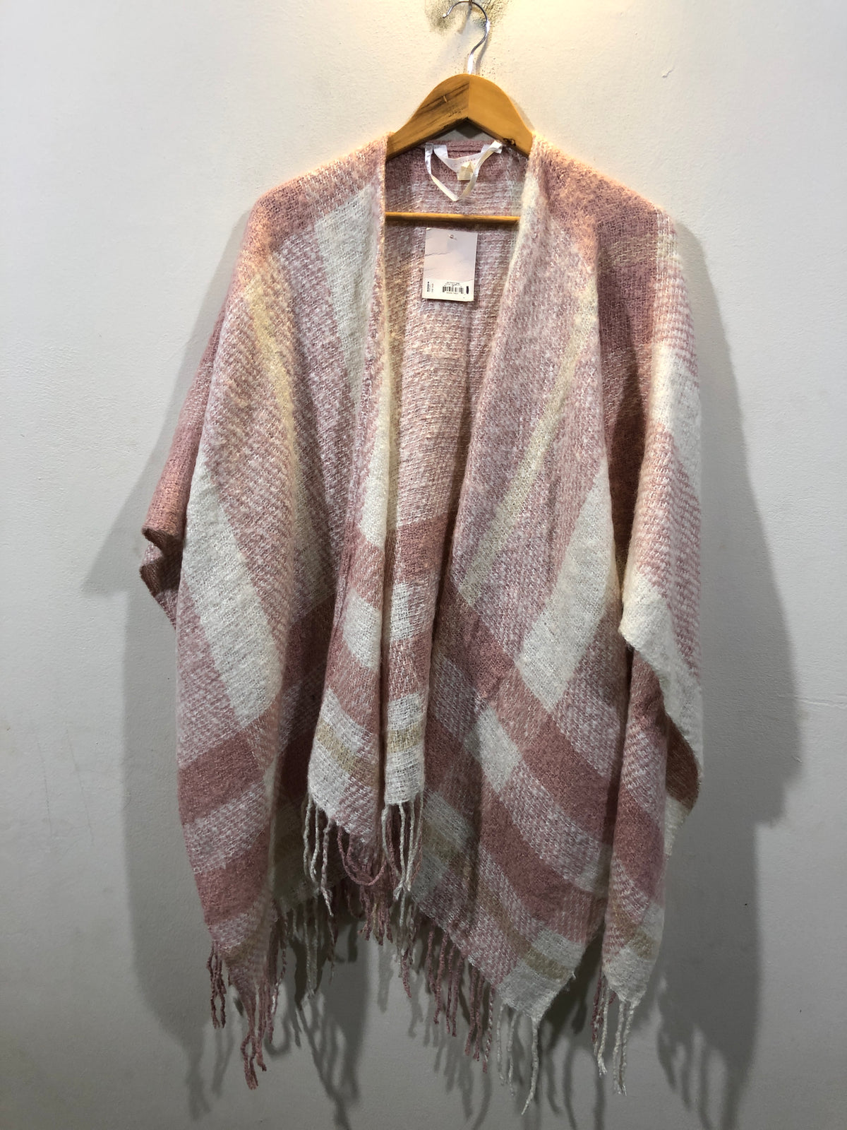 Stylish Western Women’s Shawl for Every Winter Look